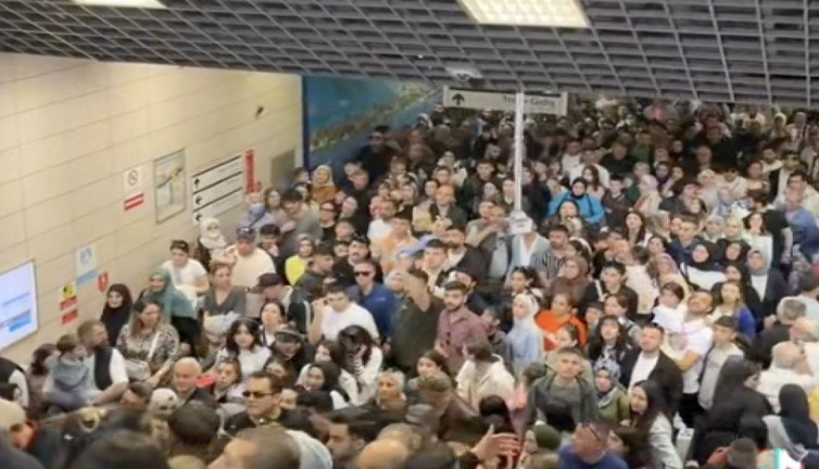 Bayramda ulaşım ücretsiz olunca toplu taşımada nefes alacak yer bile kalmadı