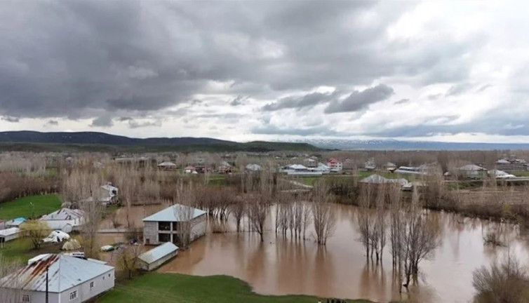 Patnos’ta dere taştı: Ev ve ahırları sular altında kaldı