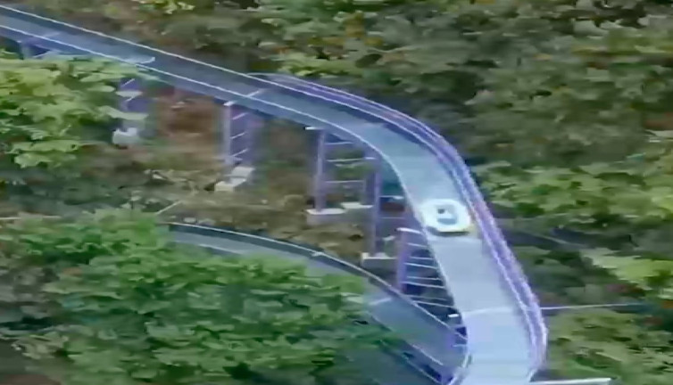 Macera dolu bir deneyim: Manzaralı cam kaydıraklar