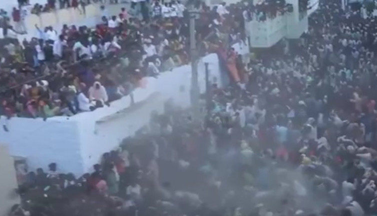 Hindistan köylerinin ritüeli: Yağmur için gübre savaşları