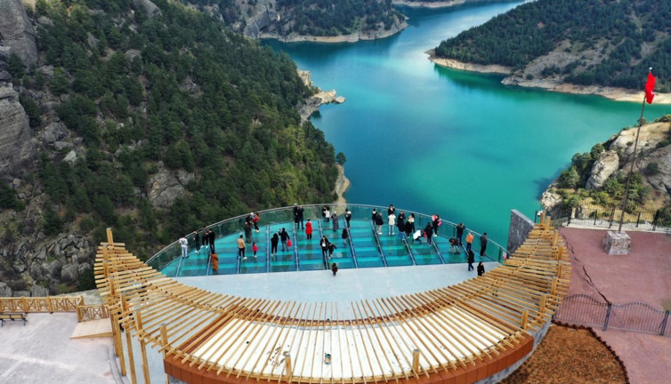 Cam seyir terası tatilcilerin uğrak noktası oldu