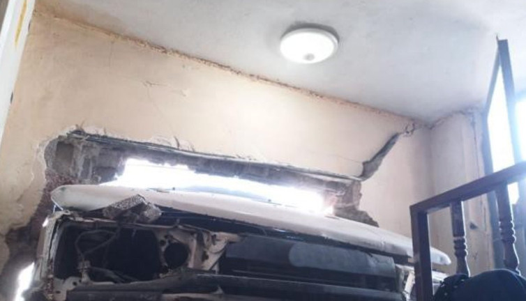 Freni boşalan araç evin duvarına girdi