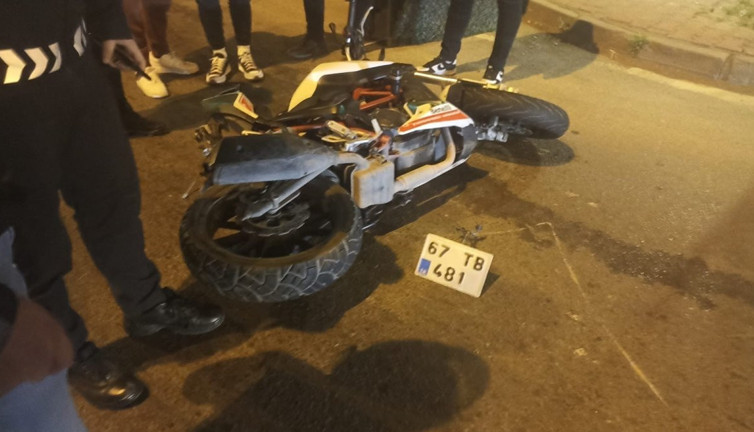 Motosikletin devrildiği kazada 2 kişi yaralandı