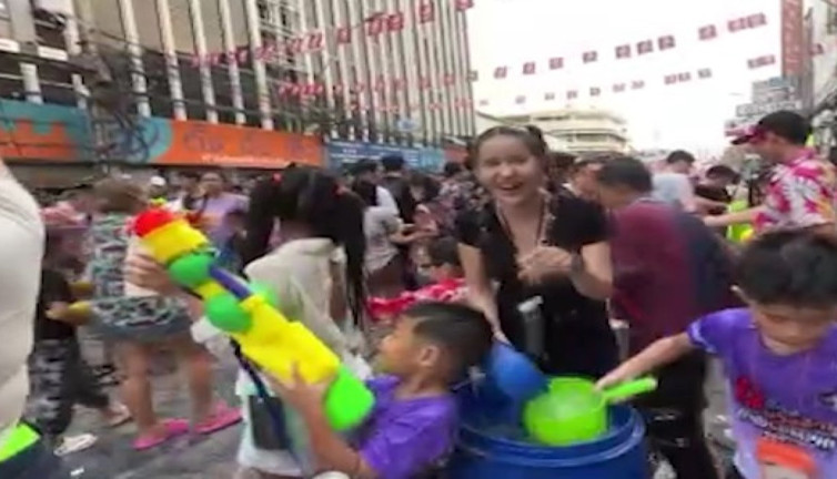 Songkran Su Festivali renkli görüntülerle başladı
