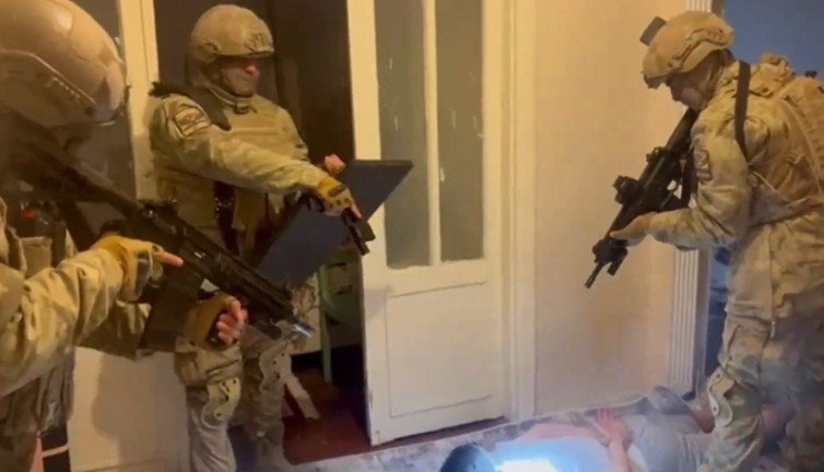 Bakan Yerlikaya açıkladı. Bölücü terör örgütüne yönelik operasyonlarda 49 şahıs yakalandı