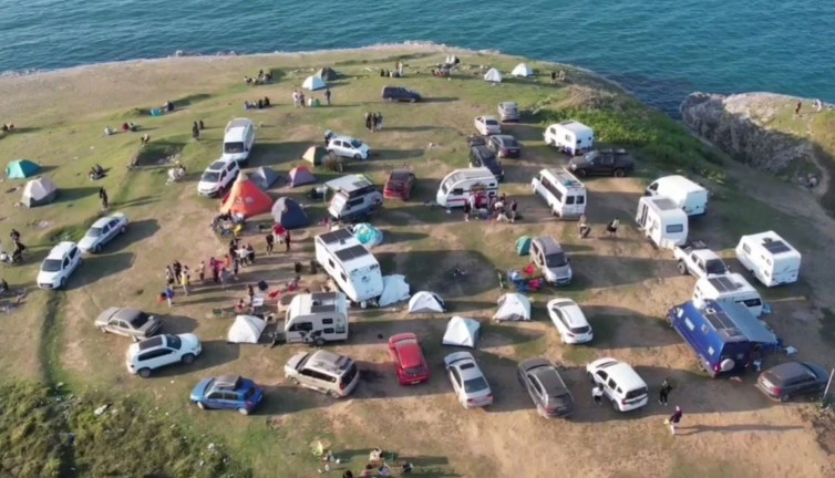 Yerlisi keşfedilmesin istiyordu, şimdilerde ziyaretçi akınına uğruyor! Çadırı kapan koşuyor...