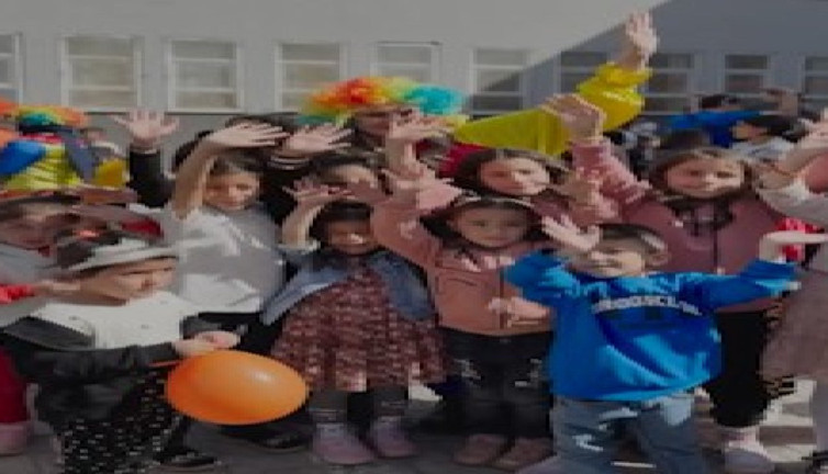 Çocuklar, gönüllü gezginlerle doyasıya eğlendi