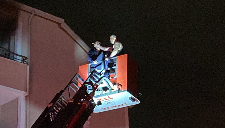 Şarjlı süpürge patladı evinde mahsur kaldı