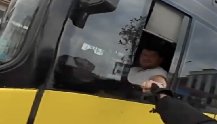 İETT şoförünün trafikte elini tutup 'İmkansız Aşk' paylaşımı yapan motorcu güldürdü