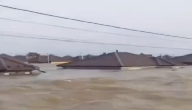 Ural Nehri'ndeki baraj patlaması sonucu şehir sular altında kaldı
