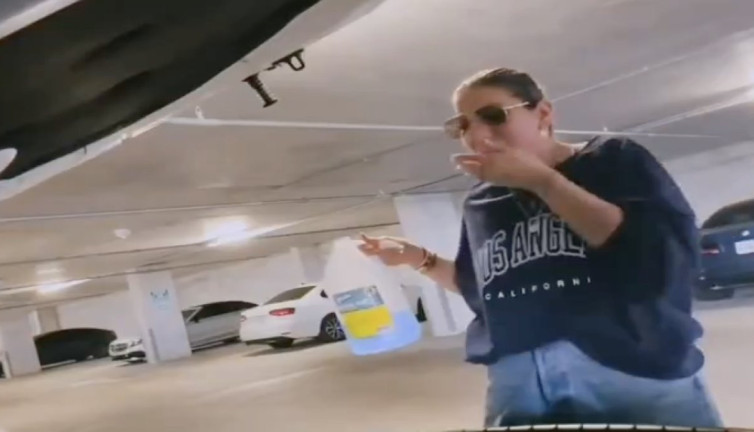 Motor yağı yerine cam suyu koyan kadın hatasının geç fark etti