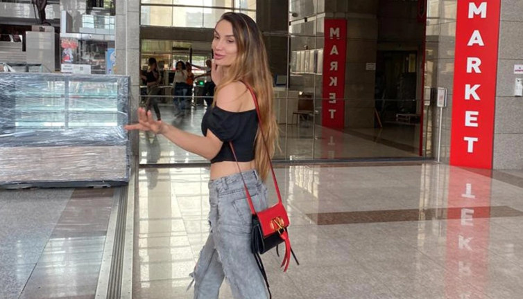 3 büyüklerde oynayan ünlü futbolcunun karısı sevgilisinden çocuk yapmış. Sevgilisi babalık davası açtı