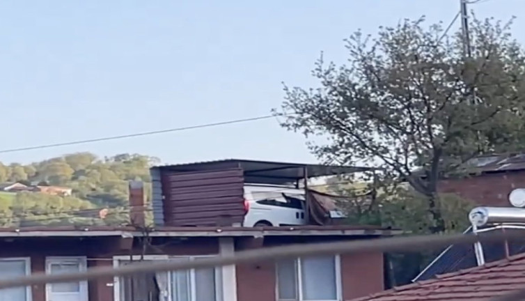 Şaşırtan manzara: Vatandaş evinin çatısına araç park etti