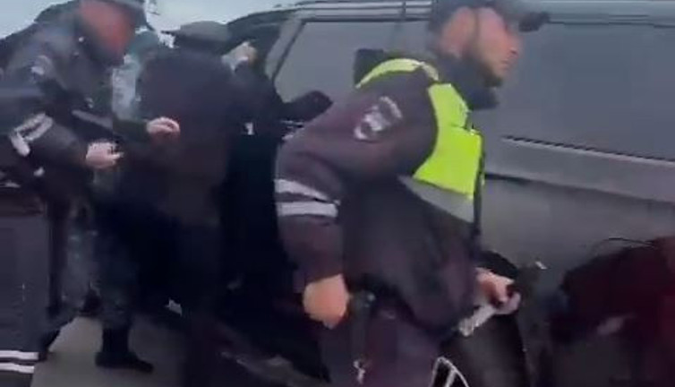 Çeçen bakan gözaltına alındı