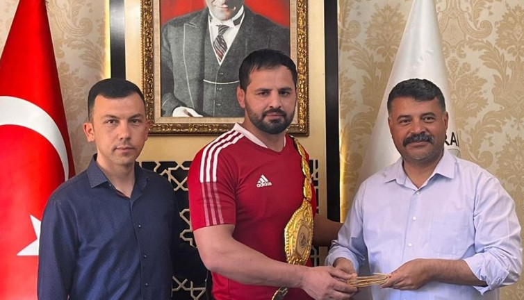 Şampiyon güreşçi altın kemerine 3 yıl sonra kavuştu. Nedeni herkesi şaşırttı