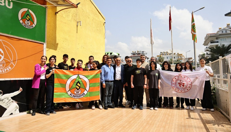 Dünya şampiyonu milli sporcuya muhteşem karşılama