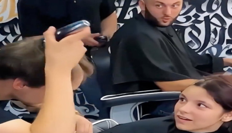 Kuafördeki erkekler duygulandırdı: Genç kıza destek olmak için saçlarını kestiler