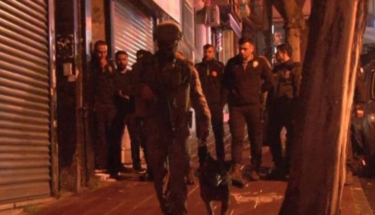 Komşusunun kapısına balyozla saldırıp çakmakla yaktı