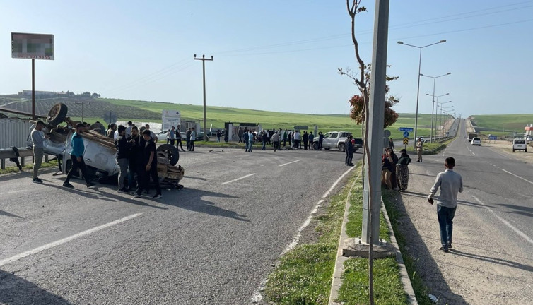 Siirt’te iki kamyonet çarpıştı! Biri takla attı: 3 yaralı
