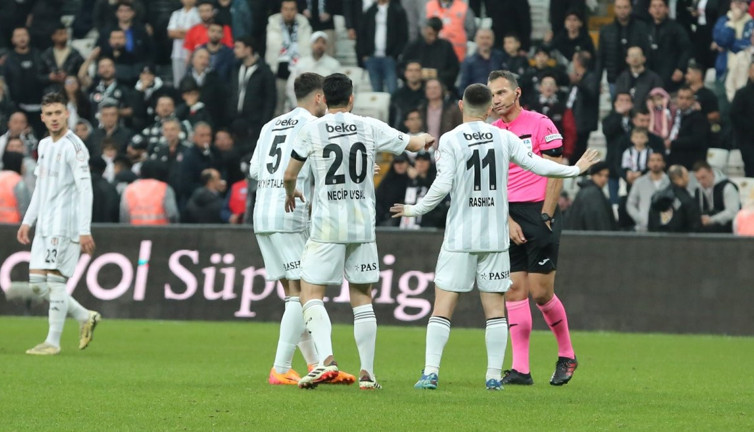 Beşiktaş'ta Fenerbahçe derbisi öncesi sakatlık. Maçı bıraktı gitti