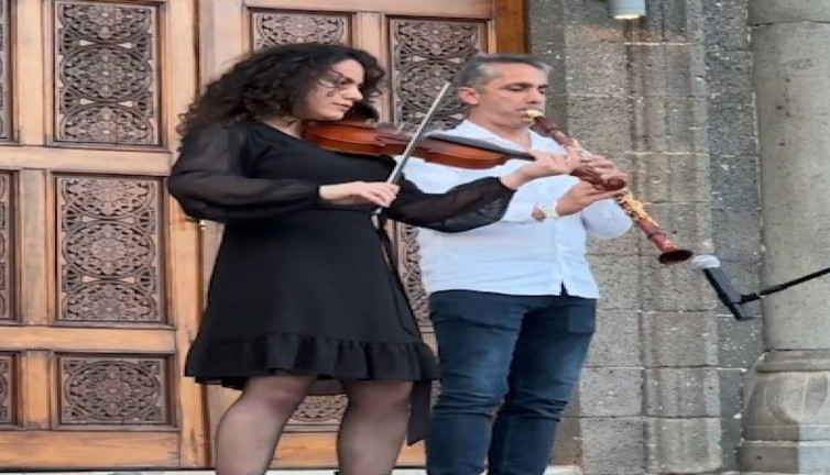 Baba-kızın müzik dinletisi izleyenleri büyüledi