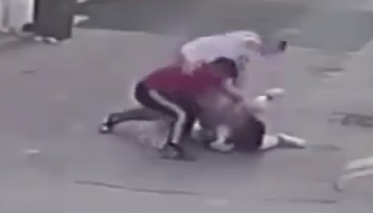 Kız arkadaşına takip isteği attı diye 3 kişi birden öldüresiye dövdü