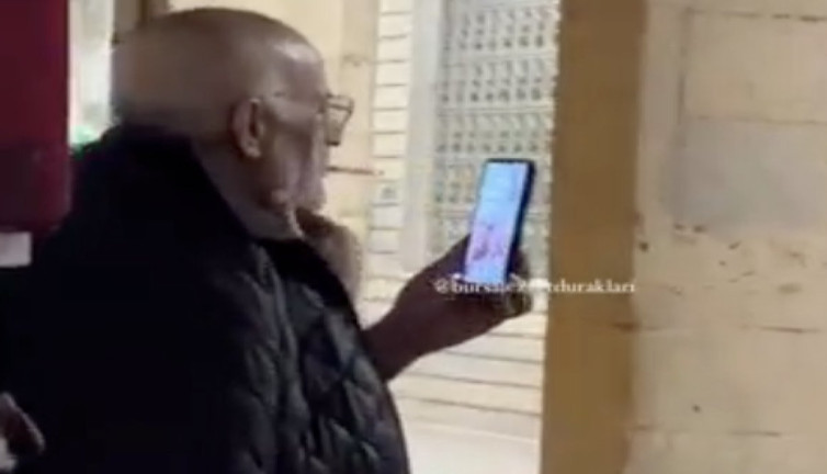 Temizlik işçisinden eşine romantik jest: Şarkı söyleyen gençleri dinletti