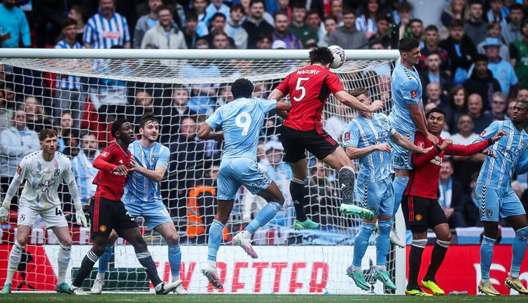 Manchester United kabustan uyandı. Finalde Manchester derbisi