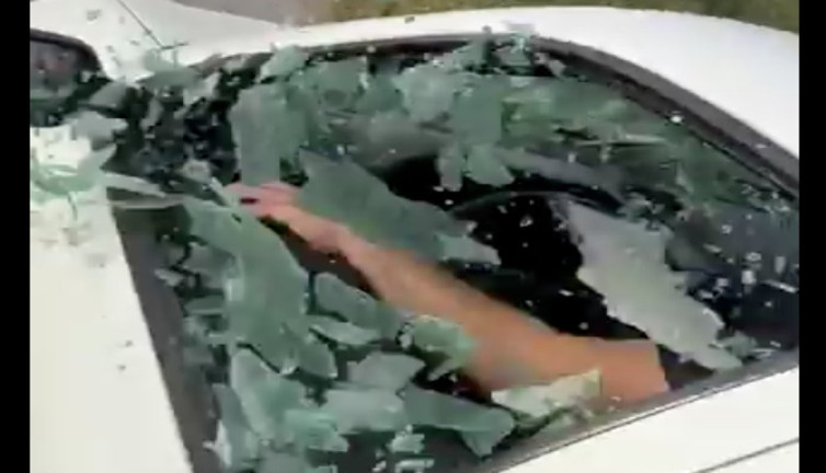 Adana'da otomobilin camını patlatan ses sistemi!