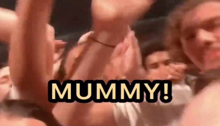 Annesine konserden video göndermek isteyen kadına eşlik eden kalabalık gülümsetti