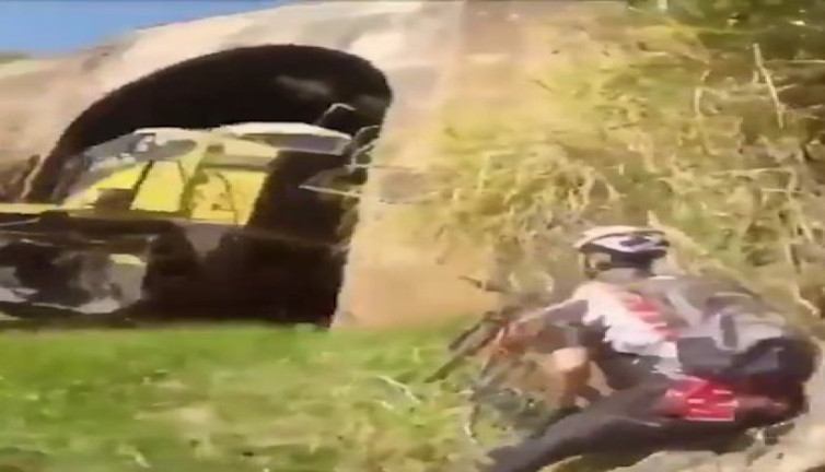 Dağ bisikletçileri trenin altında kalmaktan kıl payı kurtuldu