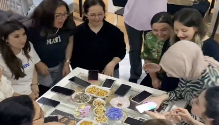 Bulaşıkları yıkamak için eşlerine "Acil beni ara." mesajı atan kadınlar