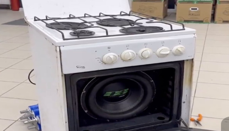 Eski set üstü ocaklı fırınını ses sistemine dönüştürdü