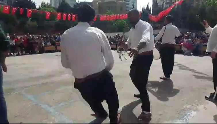 Kahramanmaraş'ta 23 Nisan kutlamasında zurnacı bayıldı