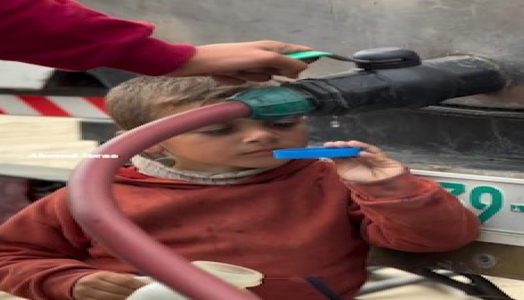 Su damlalarıyla şişesini doldurmaya çalışan Gazzeli çocuk yürekleri dağladı