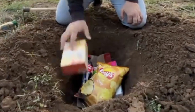 İsrail'i boykot için para verip İsrail ürünlerini aldı sonra da gömdü