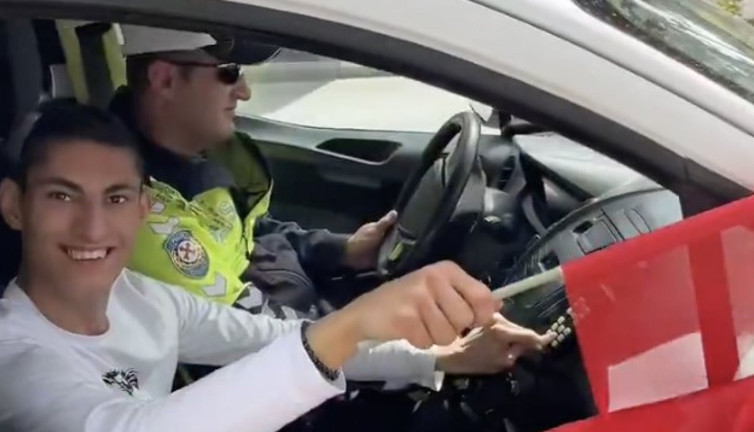 İşitme engelli genç Cem'in polis aracıyla şehir turu mutluluğu