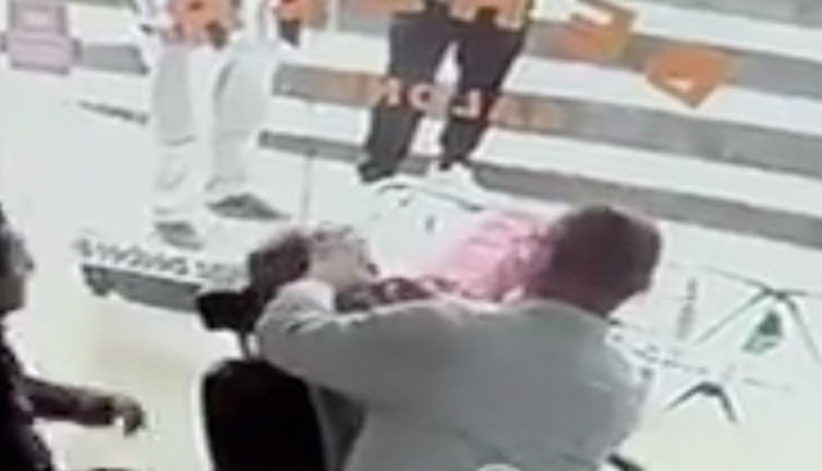 Önce müşterisinin hayatını kurtardı sonra sakal tıraşı yaptı