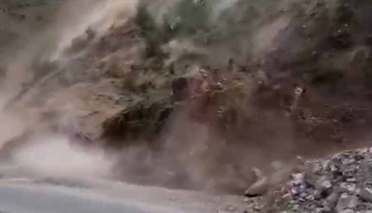 Gümüşhane’de heyelan: Saniye saniye kameraya yansıdı