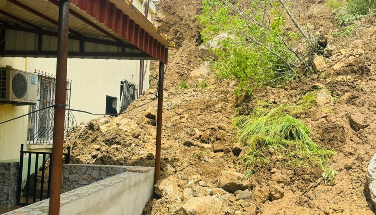 Şırnak'ta toprak kayması! Bir evde hasar...