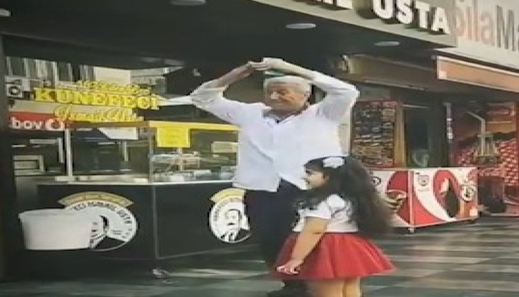 Küçük çocuğun 23 Nisan kutlamasına eşlik eden esnaf kalpleri ısıttı