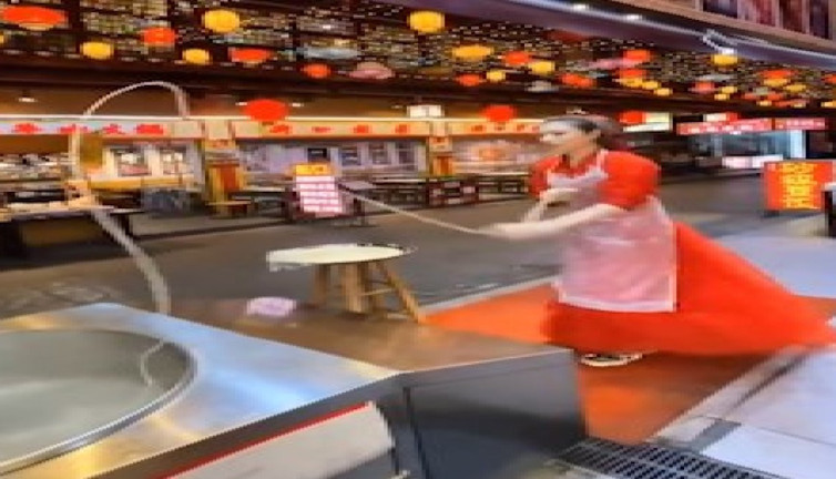 Noodle pişiren kadının gösterisi beğeni topladı