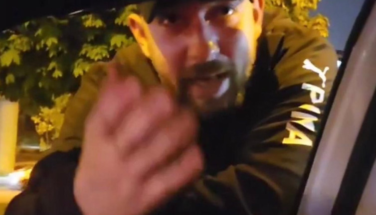 Taksi şoförü sigara içirmeyince para ödemeden kaçtılar