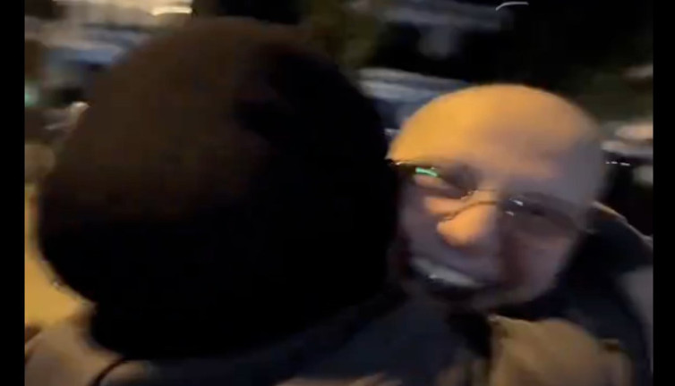 Kanseri yendi. Arkadaşı sevinçten havalara uçtu