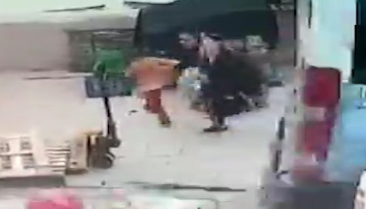 Anne ve çocukları, dolmuşun altında kalmaktan kıl payı kurtuldu