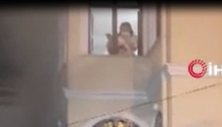 Mahsur kalan kadın itfaiyenin hava yastığına atlamadı