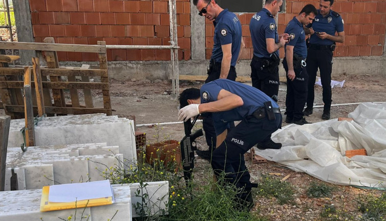 Antalya’da ailesine kızdı av tüfeğiyle rastgele ateş açtı