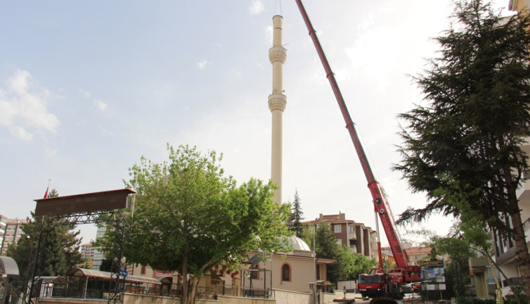 Fırtınada hasar gören minare sökülüyor