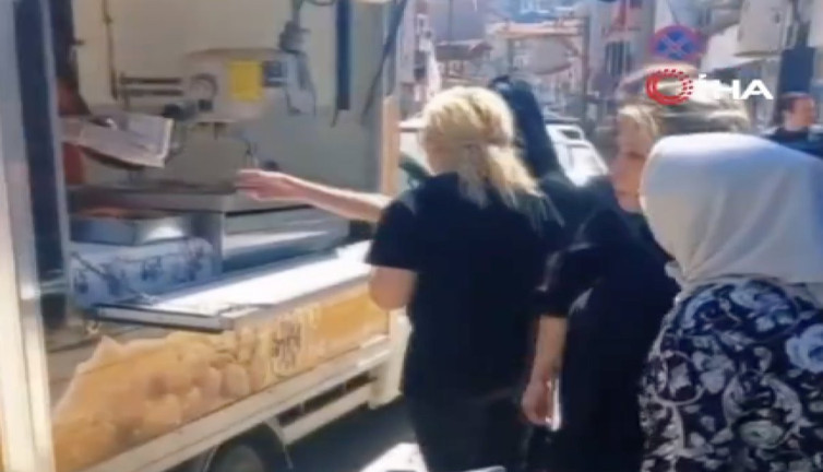 Boşandıktan sonra lokma döktürdü. "Çok şükür boşandım, kurtuldum"