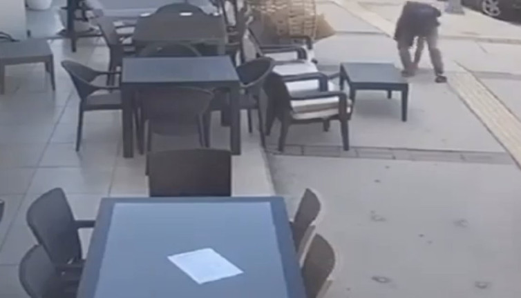 Yerdeki cüzdanı alıp yoluna devam etti